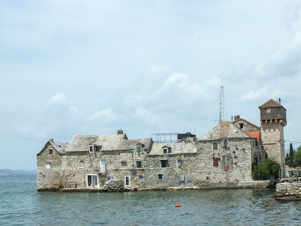 Das Kastell in Kaštel Gomilica by Hermi Klinky