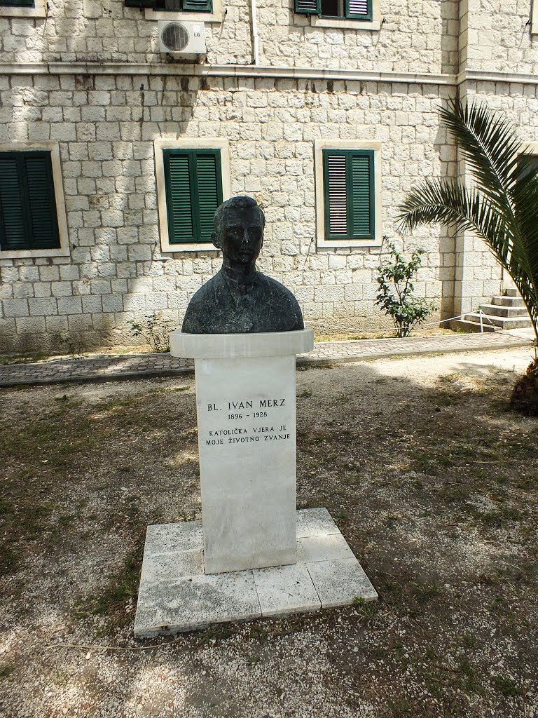 Denkmal in Kaštel Gomilica by Hermi Klinky