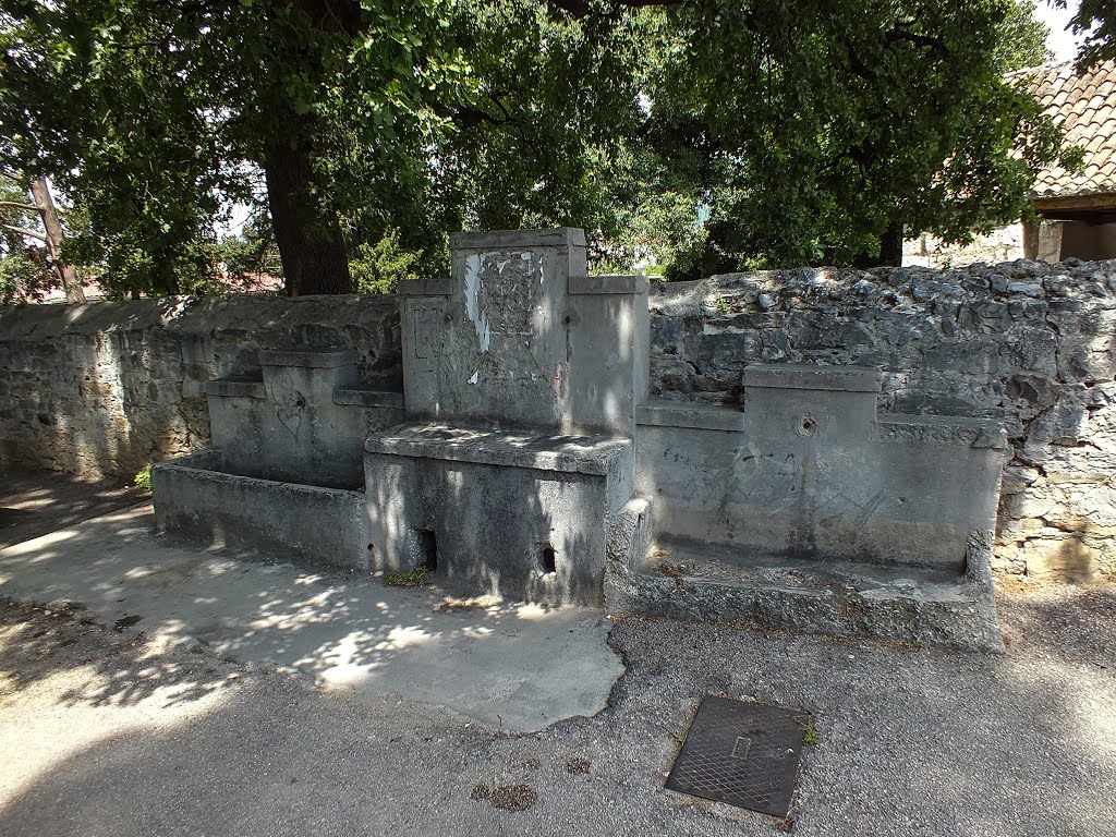 Brunnen in Kaštel Gomilica by Hermi Klinky