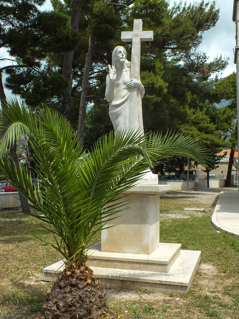 Denkmal vor der Kirche in Kaštel Gomilica by Hermi Klinky