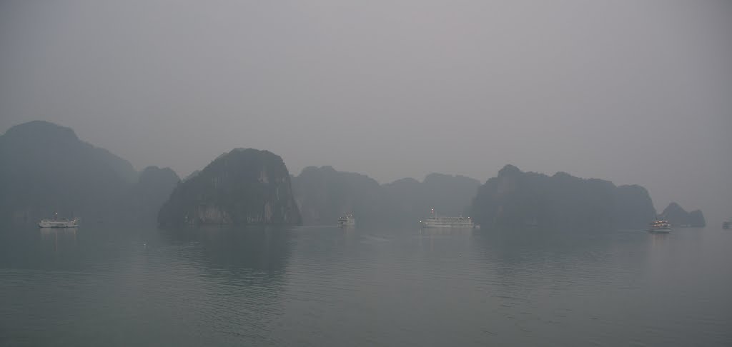 Hạ Long Bay, Vietnam. by Nicola e Pina Vietna…