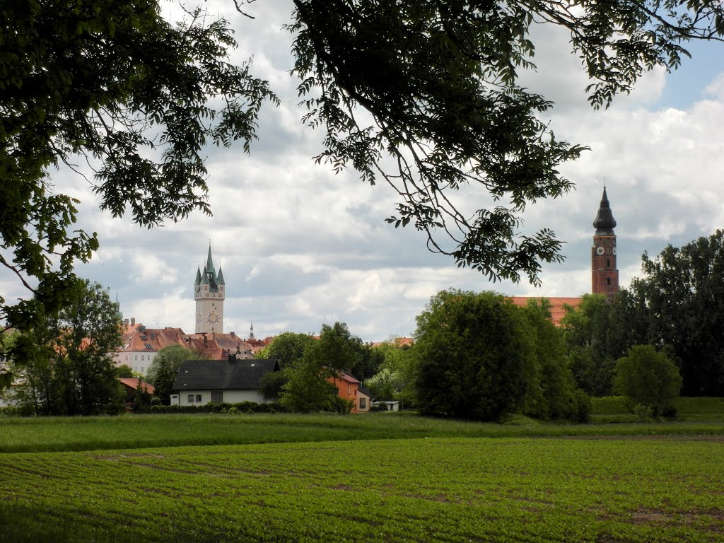 Blick von Stadtteil Gstütt zum Stadtturm und St. Jakob Straubing by SR Radler