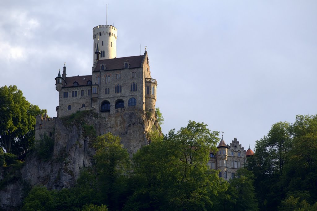 Schloss Lichtenstein - Das „Märchenschloss Württembergs“ / Landkreis Reutlingen, Schwäbische Alb, Baden-Württemberg by Dachsbracke