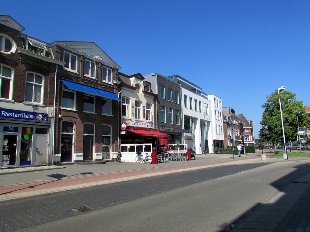 Stationsstraat te Hilversum met oa Cartouche. by Dick van Aggelen