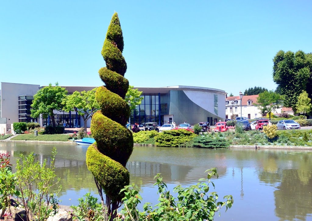 Briare Loiret;Centre socio-culturel. by bernard bonin