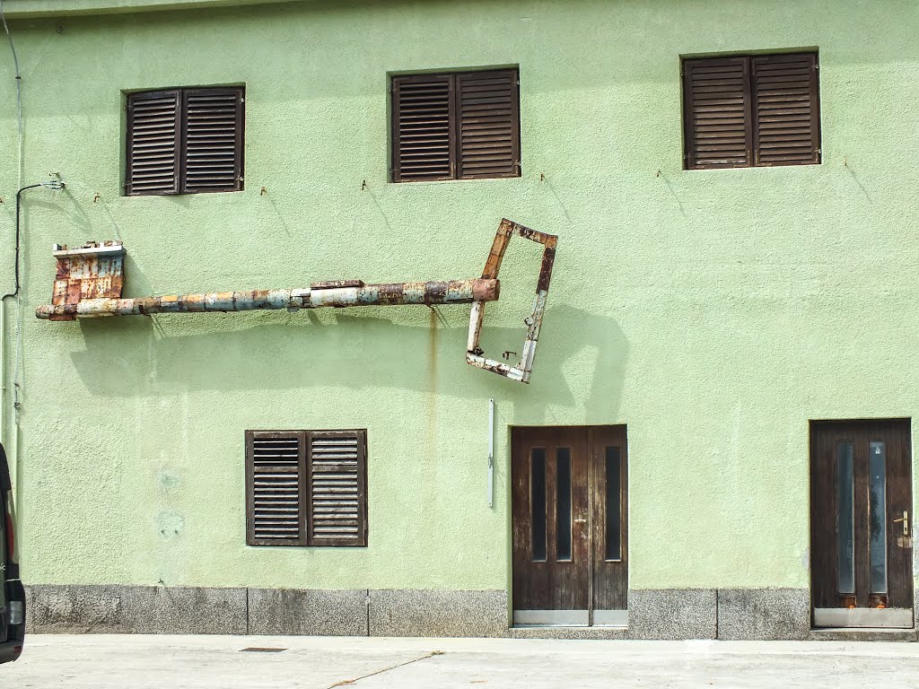 Kunstobjekt an einer Schule in Kaštel Lukšić by Hermi Klinky