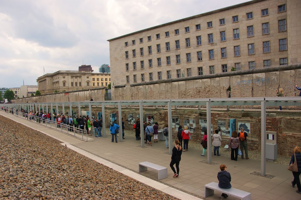 Berlin Kreuzberg. Topografie des Terrors, Open-Air-Ausstellung über die NAZI-Verbrechen bis Kriegsende 1945. by Anton Gansterer