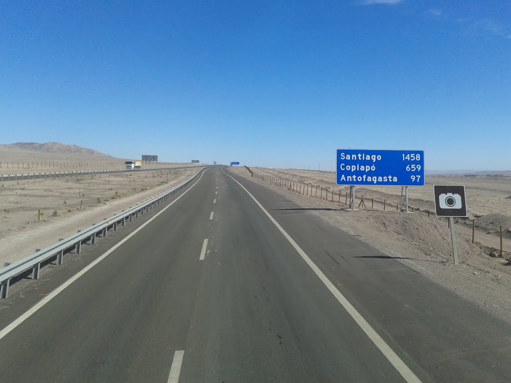 Ruta 5 Norte, hacia Antofagasta by Renato Antonio Rojas…