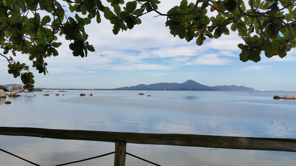 O mar espelhado de Itaguaçu. by Leila Pioner