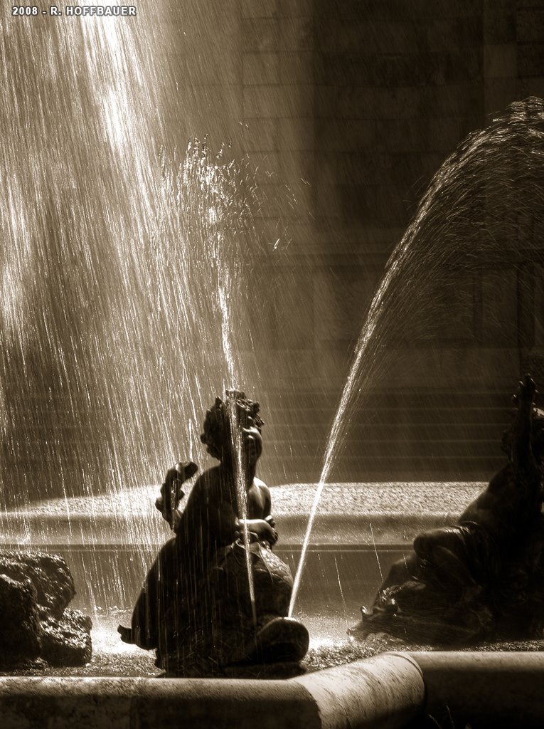 Munich - Brunnen am Friedensengel by ralf hoffbauer