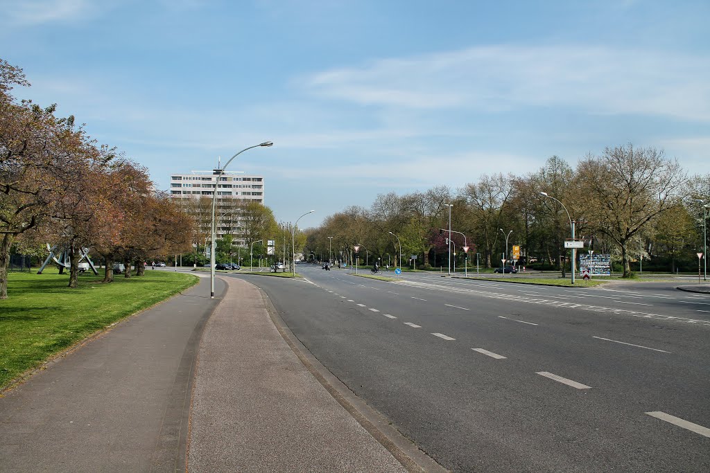 Moerser Str. (Duisburg-Hochheide) / 19.04.2015 by Daniil Bartholomae