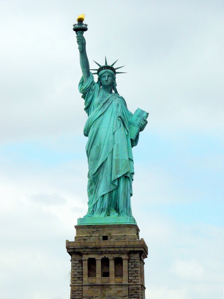 USA, gros plan sur la Statue de la Liberté de (Liberty Island) à City New York by Roger Narbonne