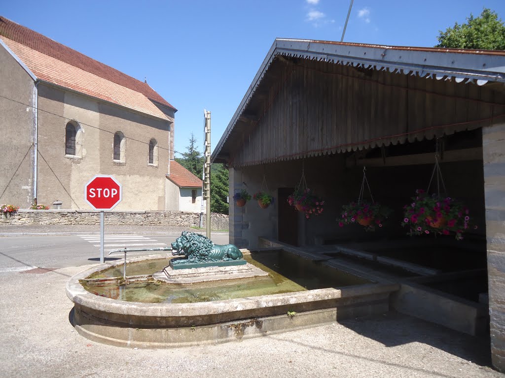 Fontaine-lavoir au lion du centre de Glainans by Claudius B.