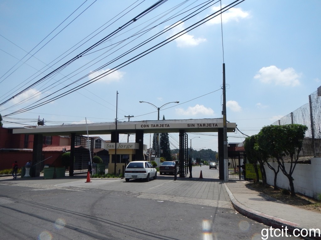 Paseo Miraflores, Guatemala by Revista Guatemala