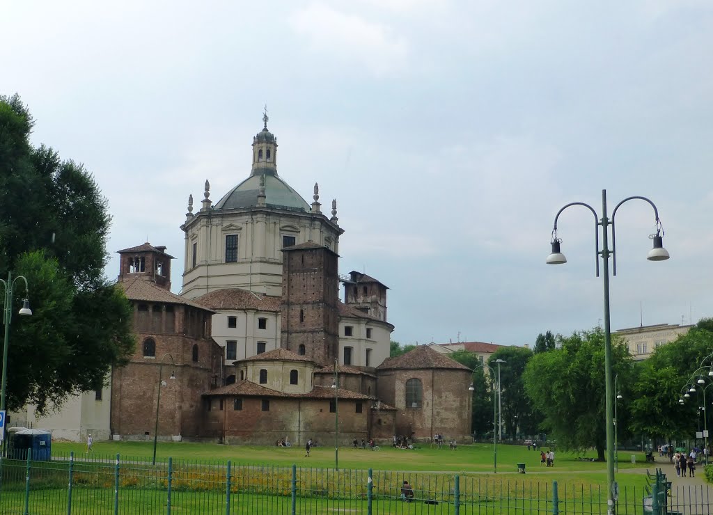 Basilica San Lorenzo Maggiore, Via Molino delle Armi, Milano by Antonio Belchior