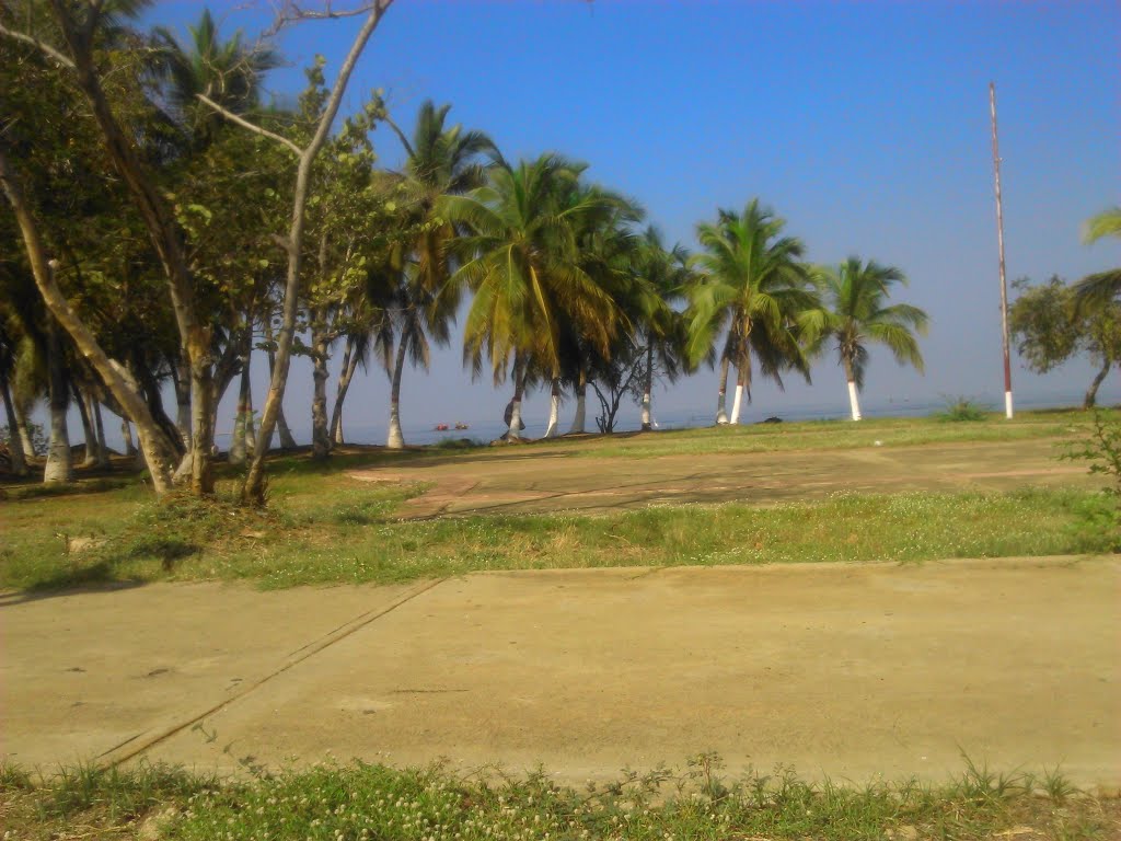 Orillas Del Lago de Maracaibo en el Paseo del Centro Cívico de Cabimas. Estado Zulia by calfonzogaskin