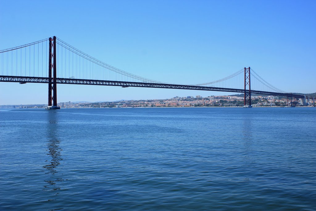 O Tejo junto à Quinta da Arealva, Almada, Portugal by Margarida Bico