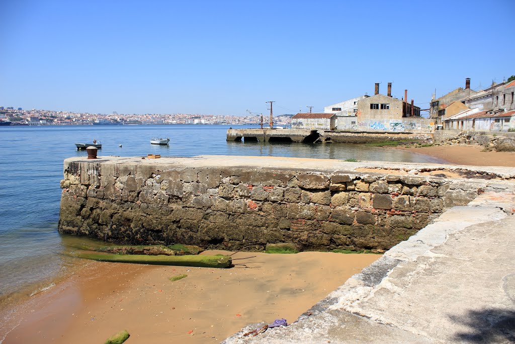 O Tejo junto à Quinta da Arealva, Almada, Portugal by Margarida Bico