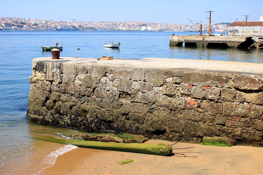 O Tejo junto à Quinta da Arealva, Almada, Portugal by Margarida Bico