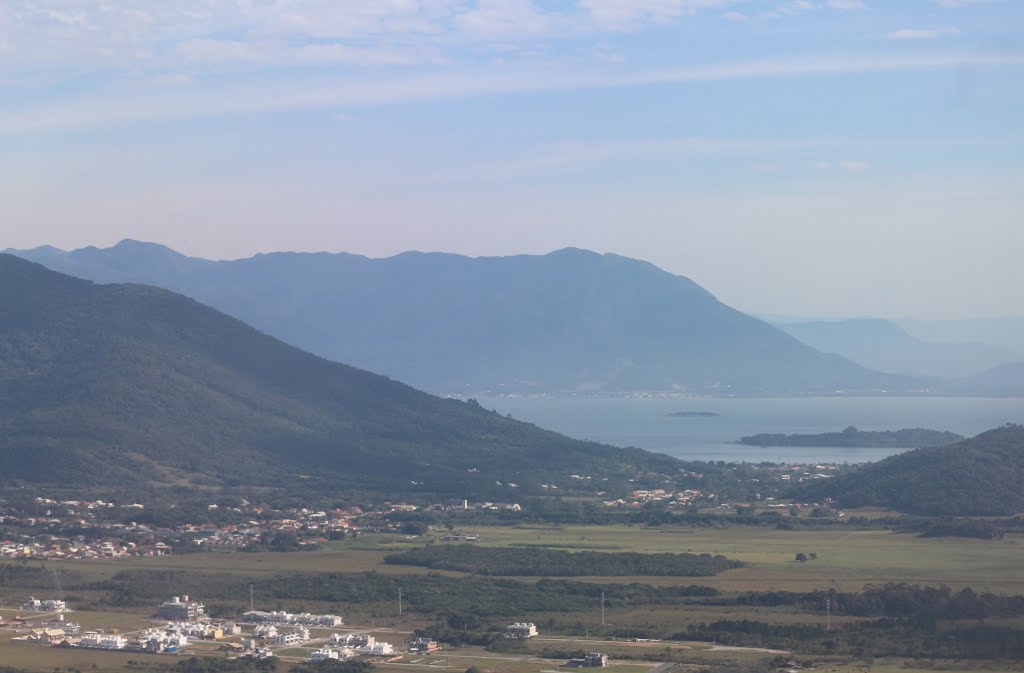 Alto Ribeirão da Ilha (vista aérea), Florianópolis, SC, Brasil by Zenório Piana