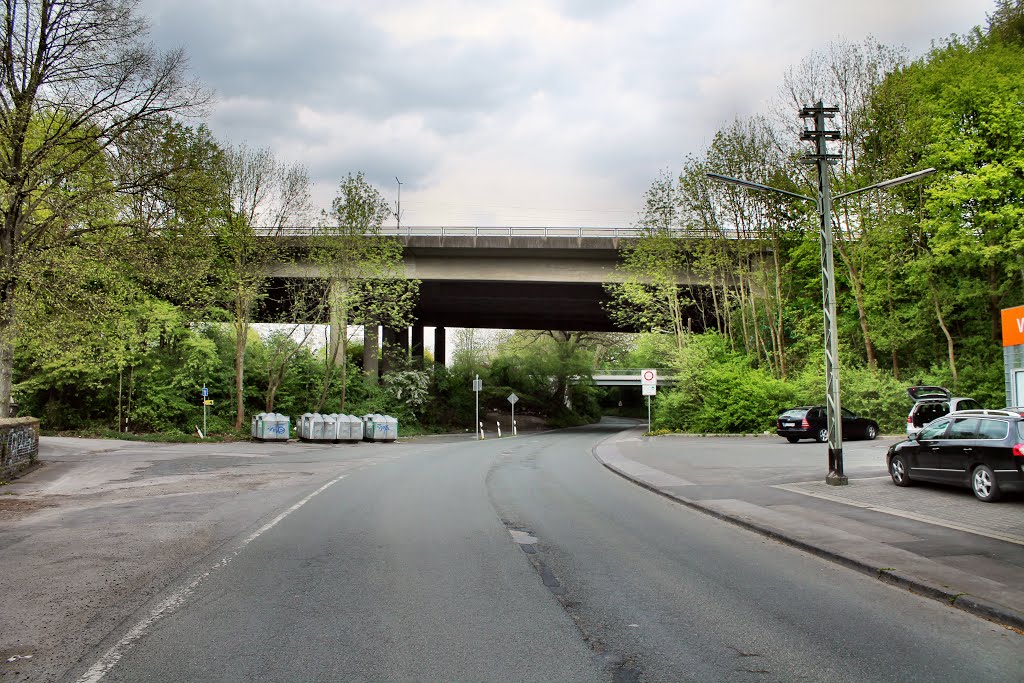 Schattbachstr. mit Brücke der B226 Wittener Str. (Bochum-Laer) / 29.04.2015 by Daniil Bartholomae