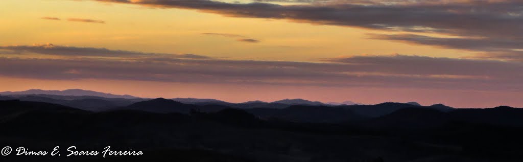 Silueta da Serra de Ouro Branco, do Pico do Itacolomi e da Serra do Caraça vistos do Monte Mário by Dimas S Ferreira