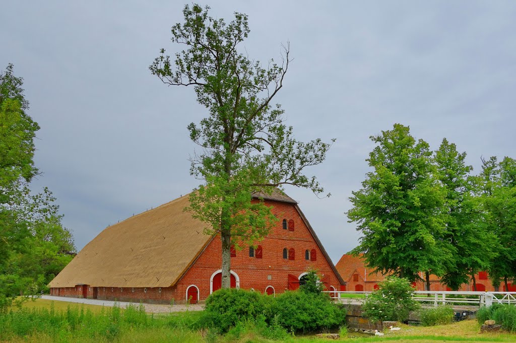 Die riesige Nordscheune - Kultur Gut Hasselburg by Rit@