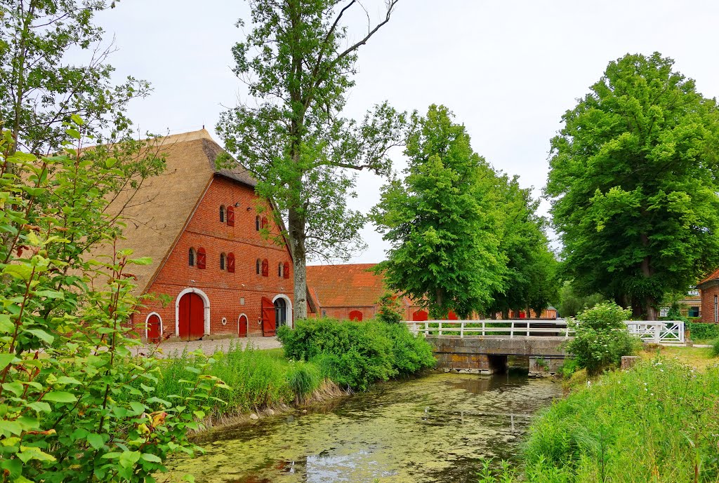 Wassergraben mit Nord- u. Südscheune - Gut Hasselburg by Rit@