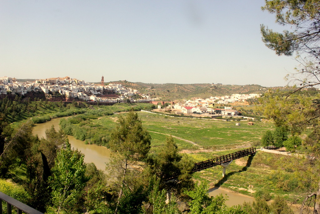 MONTORO (CÓRDOBA) PASARELA SOBRE EL RÍO GUADALQUIVIR, AL FONDO EL BARRIO DE RETAMAR by JOSE LUIS OROÑEZ