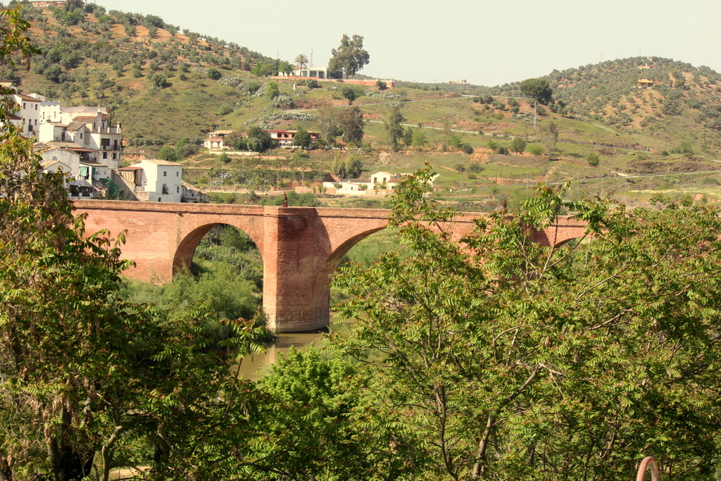 MONTORO (CÓRDOBA) EL PUENTE DE LAS DONADAS, CRUZA EL GUADALQUIVIR, FUE CONSTRUIDO EN 1.498 by JOSE LUIS OROÑEZ