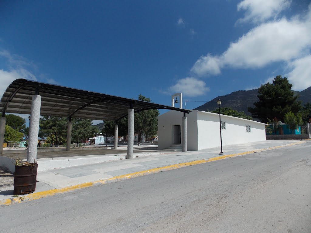 Iglesia en el Ejido Emiliano Zapata, Arteaga. by fernando yates