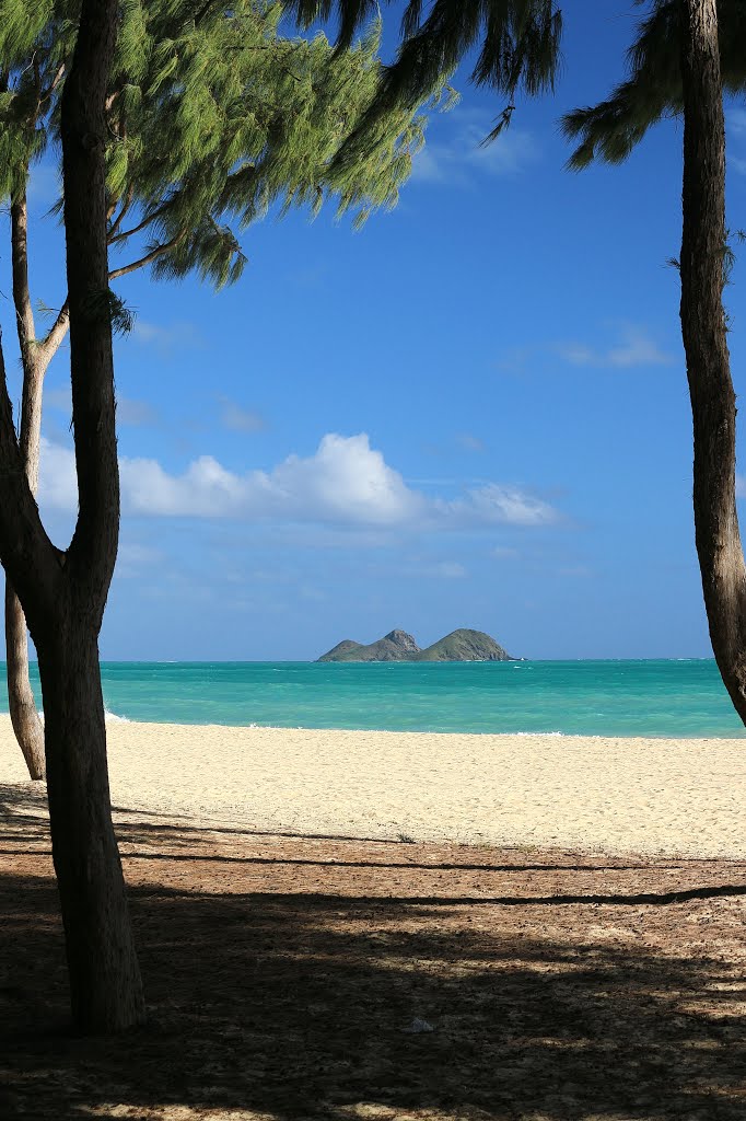 Waimanalo Beach and Mokulua Islands, Waimanalo by Bob Linsdell