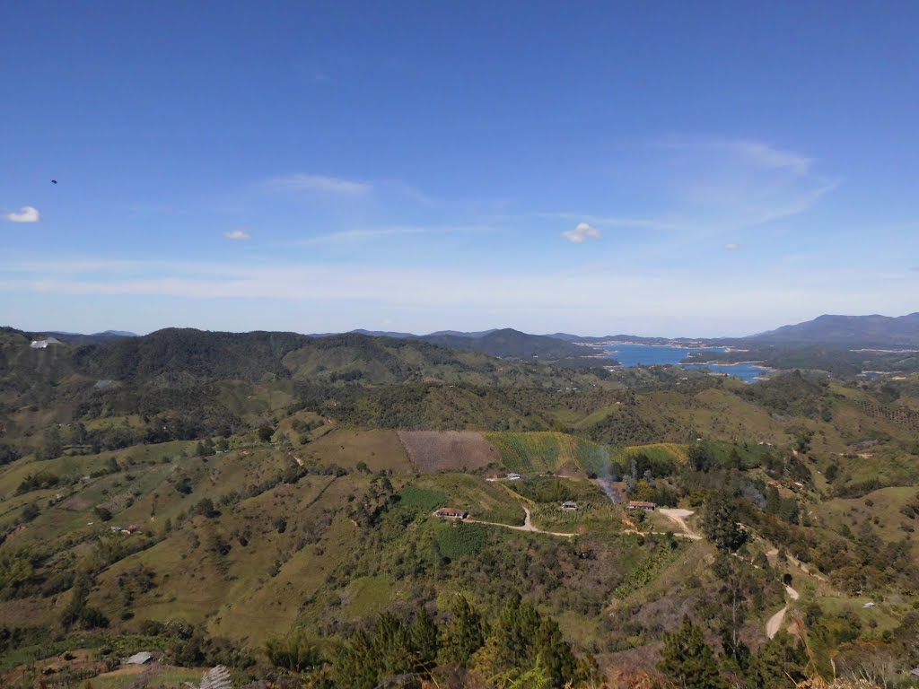 Represa guatape desde morrito by Hozanam Serna Ríos