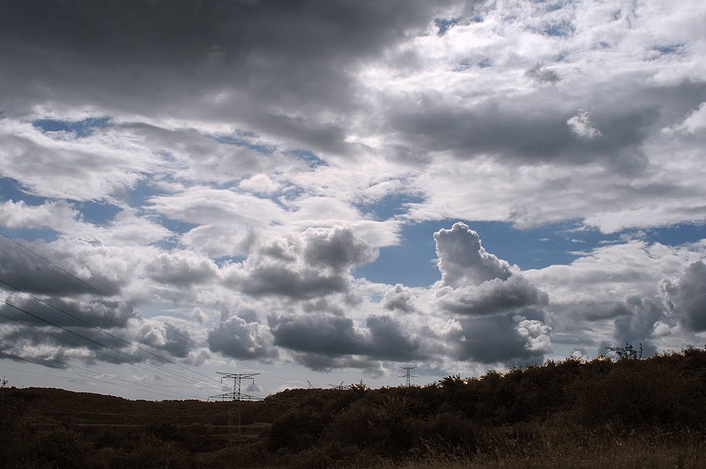 L'orage s'annonce. Storm is coming. ( Enlarge please ) by Atama