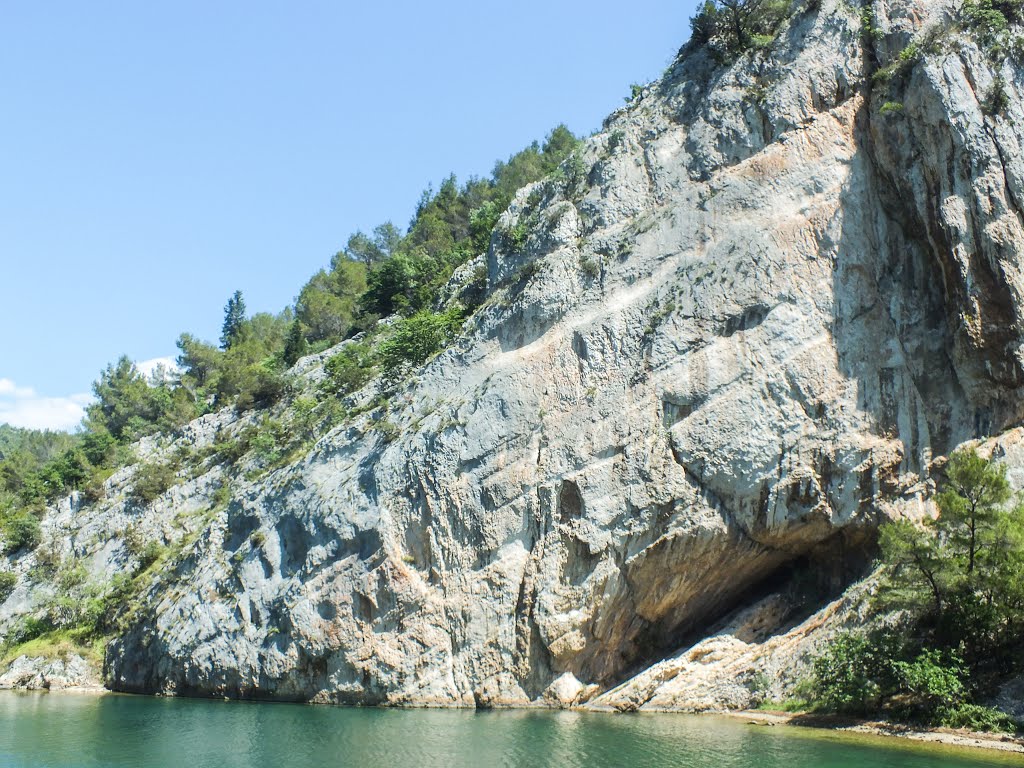 Felswand im Krka National Park bei Lozovac by Hermi Klinky