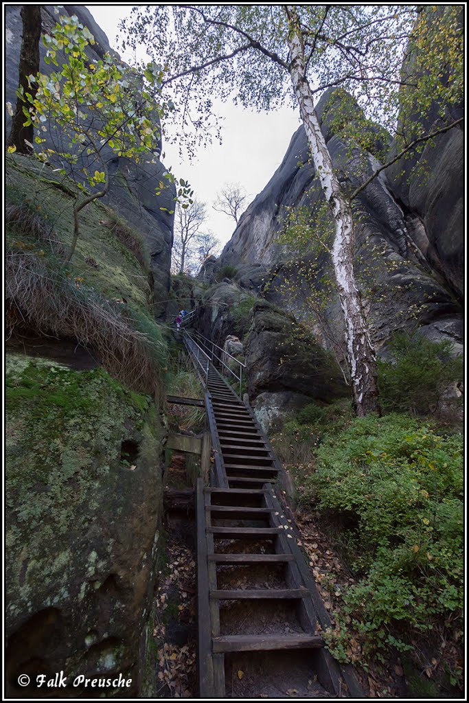 Die Heilige Stiege hinauf by Falk Preusche