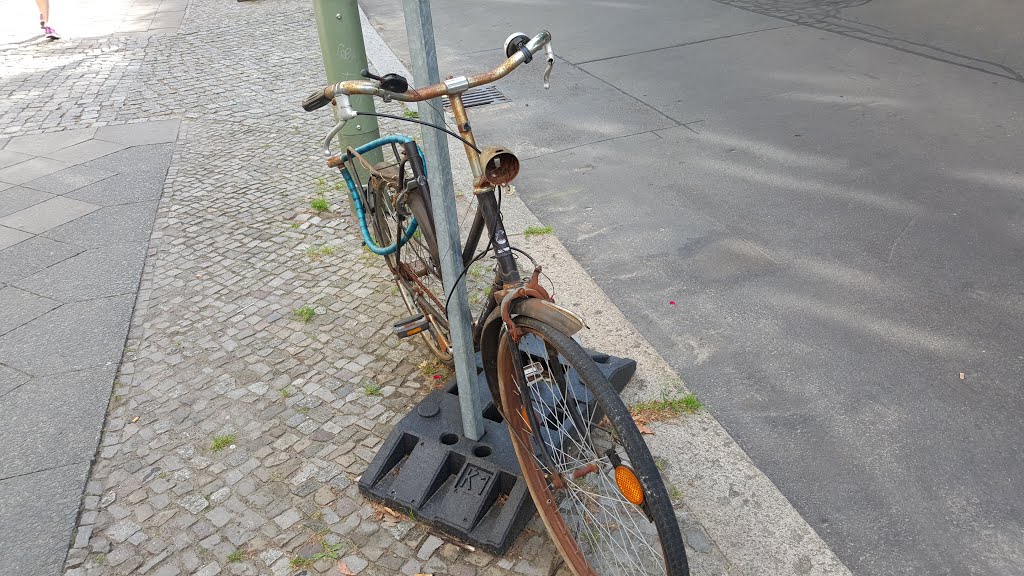 Altes Fahrrad 1905 by Hossam Alaid