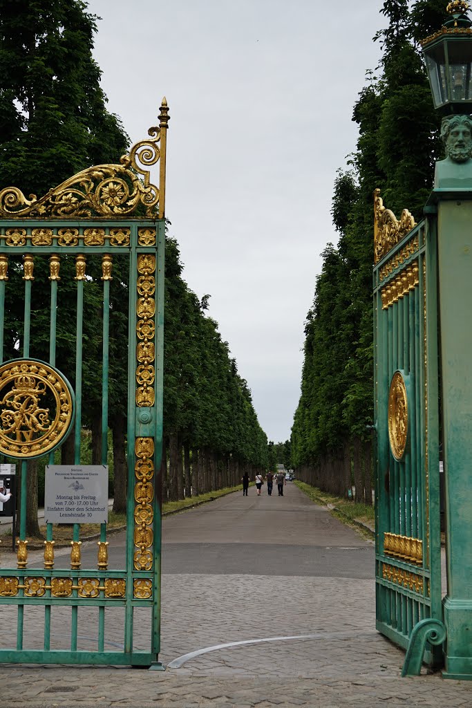 Eingang zum Schlosspark Sanssouci Portsdam by R Sch (cammino)