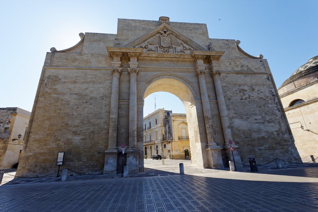 Lecce - Porta Napoli - Piazzetta Arco di Trionfo by skyhwk