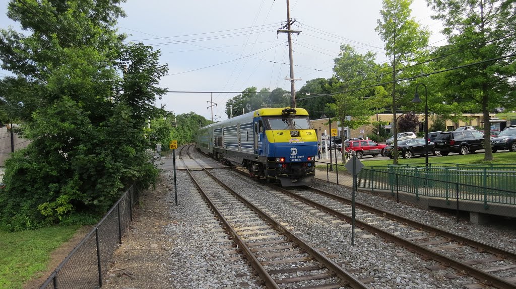 Westbound DM30AC at Sea Cliff by Joe Stroppel