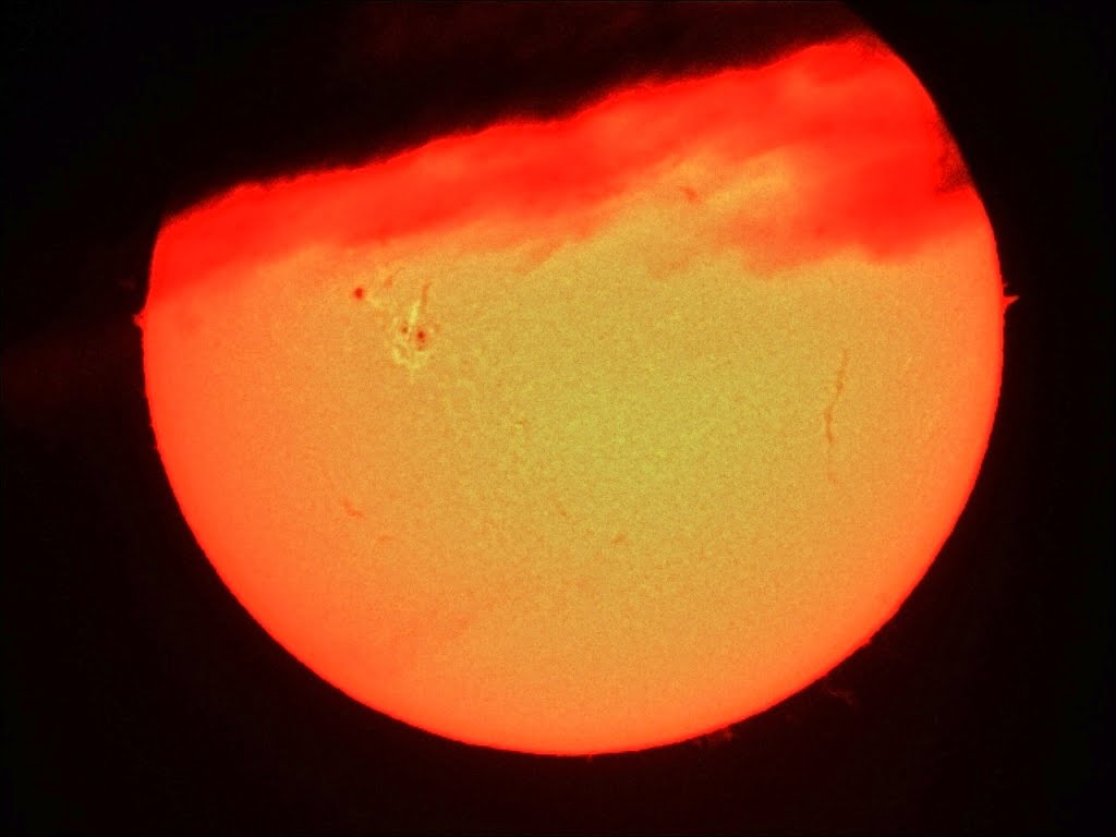 23.6.15 Sonne mit Protuberanzen, große Fleckengruppe mit Fackeln, dabei Wolken im Anmarsch, PST ALCCD5II by Ralph Glitzner