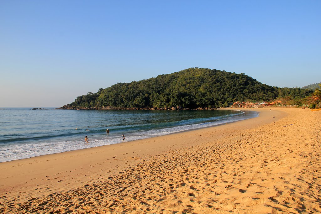 Praia dos Ranchos em Trindade by Richard Eric Stubing