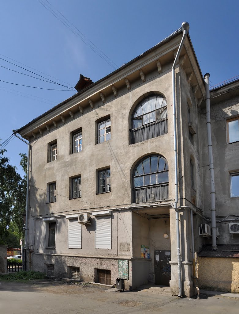 Front door of building where lived in Sverdlovsk Soviet biologist Nikolay Timofeev-Resovsky by IPAAT