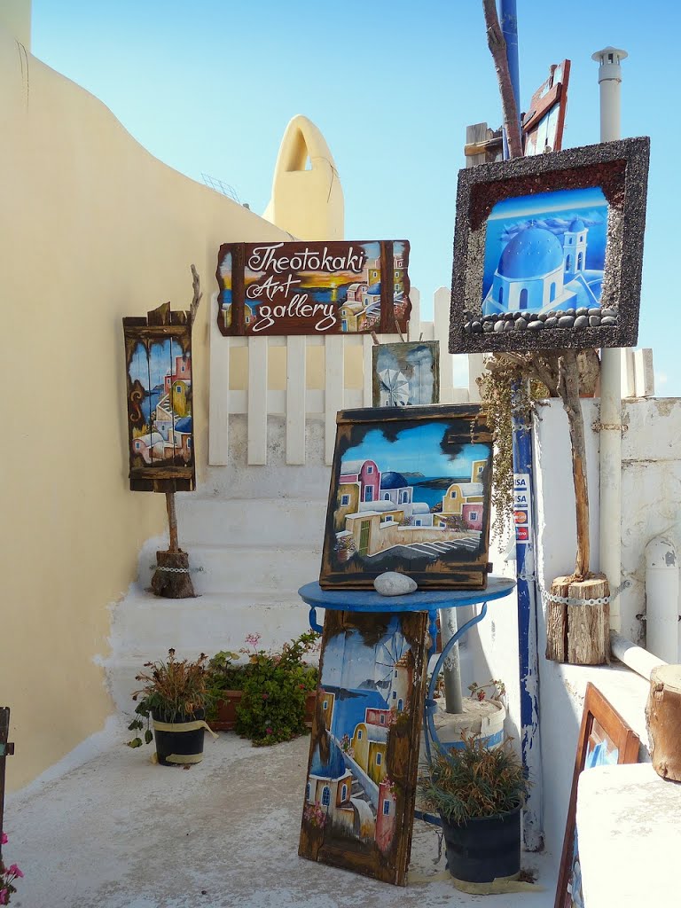 Grèce, sur l'île de Santorin, cette galerie d'Art dans le village de Oia by Roger Narbonne