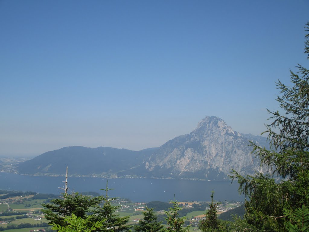 Blick zum Grünberg (894m) und Traunstein (1691m) by Daniel Gruber