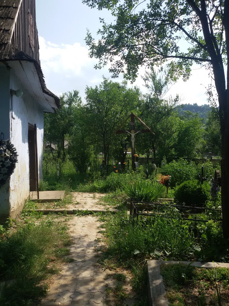 Stramtura Maramures ; Biserica de Lemn Sfinții Arhangheli Mihail și Gavril by stefan alexandrescu