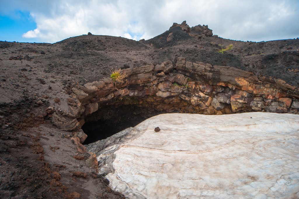 Parco dell'Etna, ingresso grottadel gelo by Oliver Grebenstein