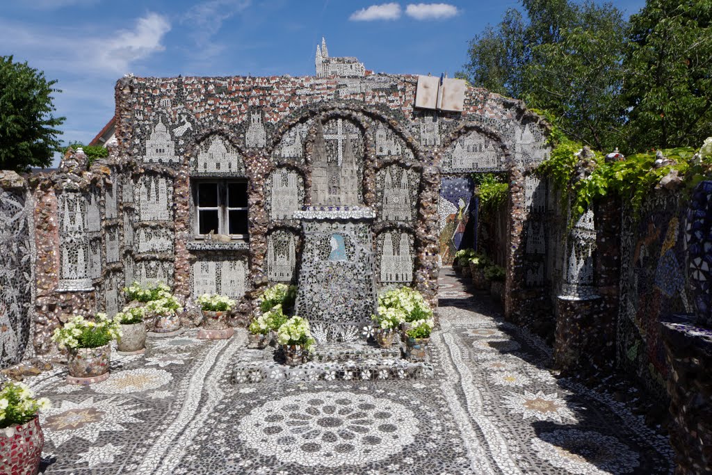 Maison Picassiette, la cour noire (Chartres) by Alain Boulanger