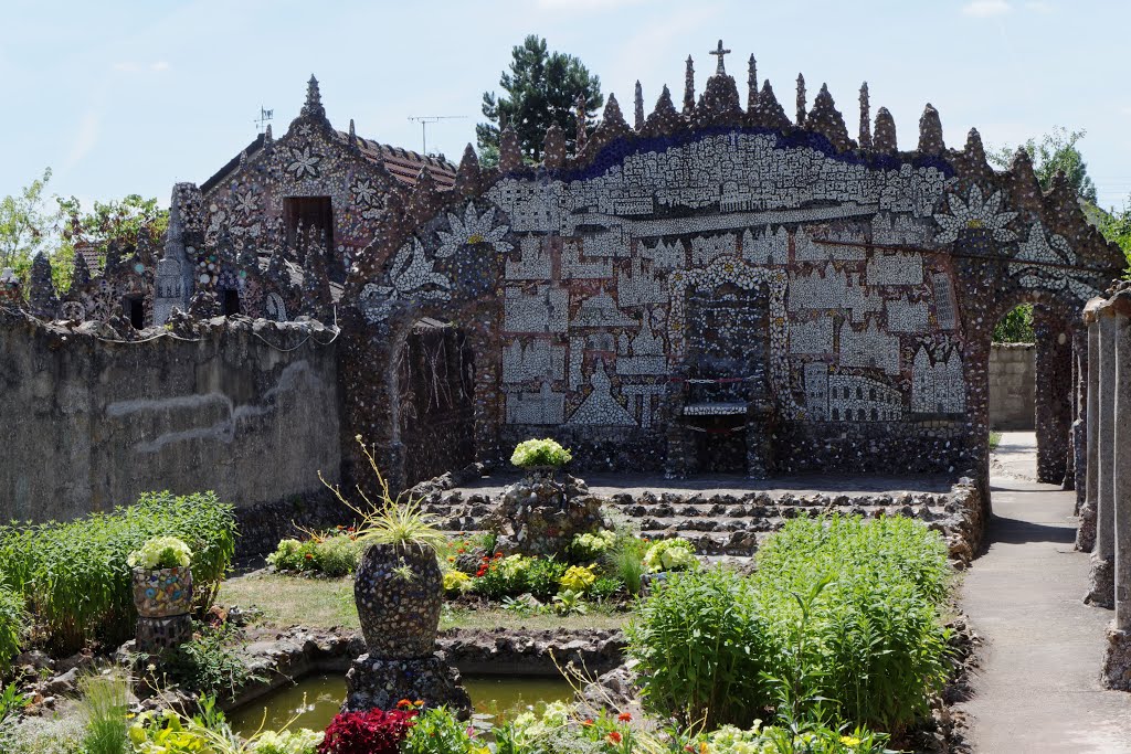 Maison Picassiette, le jardin (Chartres) by Alain Boulanger