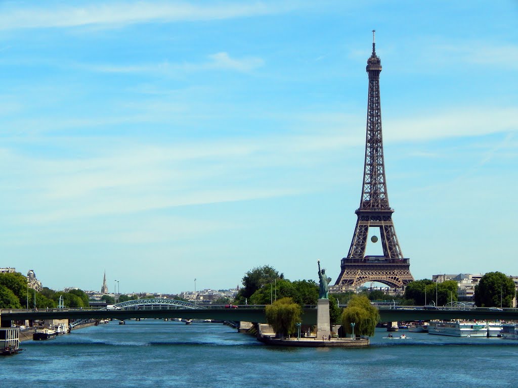 Paris - Vue sur la Tour Eiffel et l'île au Cygnes depuis le Pont Mirabeau (2015) by Frédéric Correia